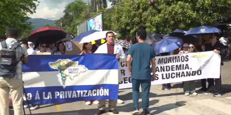¡Sigue la huelga! Médicos vuelven a las calles tras fallida negociación con el gobierno