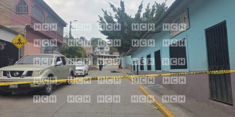 ¡Tras perseguirlo! Sicarios ejecutan a un hombre frente a jardín de niños en la col. Nueva Suyapa de la capital