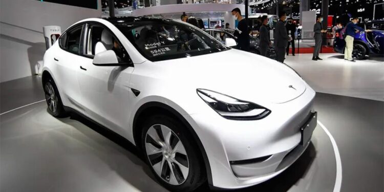 Diputado llega al Congreso de Argentina en un Tesla valorado en 300,000 dólares 