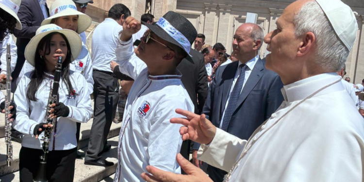 ¡Orgullo catracho El Papa León XIV deja un lado su cargada agenda y recibe a banda de La Ceiba