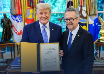Embajador Roberto Flores Bermúdez presenta Cartas Credenciales al presidente estadounidense Donald Trump