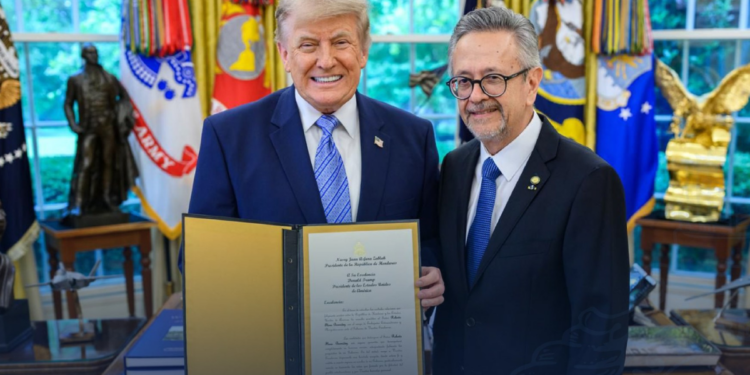 Embajador Roberto Flores Bermúdez presenta Cartas Credenciales al presidente estadounidense Donald Trump