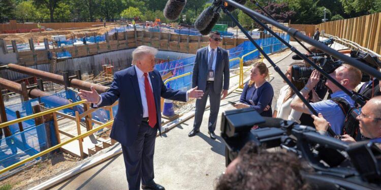Trump presenta el futuro salón de baile de la Casa Blanca como un “regalo” suyo al país