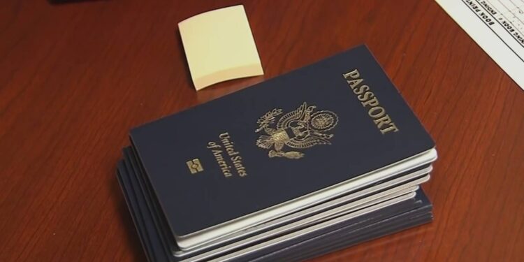 EE.UU. revoca los pasaportes a padres con una deuda de manutención infantil mayor a 2,500 dólares