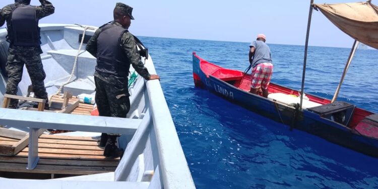Rescatan a hondureño de la tercera edad quien había quedado en una embarcación a la deriva en Cayos Cochinos