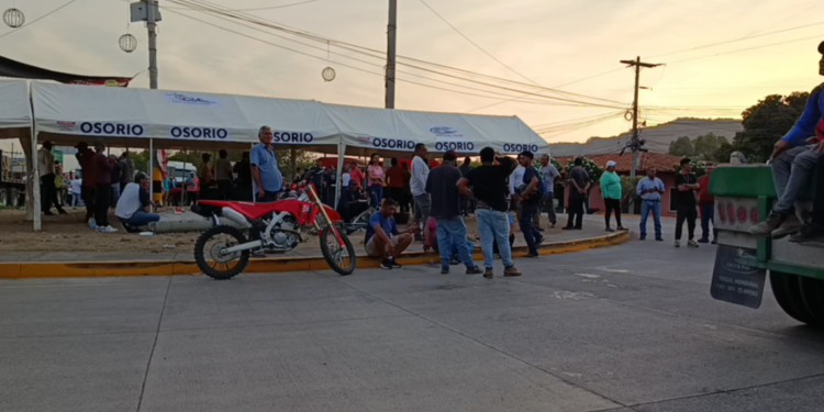 ¡No solo en la capital! En Choluteca protestan transportistas por tarifas mínimas de kilómetros recorridos y negociación solo con tres cementeras
