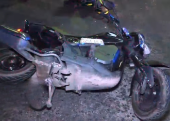 Conductora de moto se pasa un semáforo en rojo y por poco “no la cuenta” | Móvil Emergencia TGU