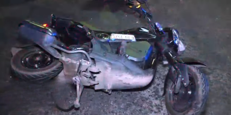 Conductora de moto se pasa un semáforo en rojo y por poco “no la cuenta” | Móvil Emergencia TGU