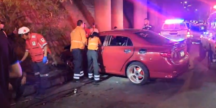 Conductora pierde la vida tras estrellarse con paredón; dentro del carro había “cervezas enlatadas” | Móvil Emergencia TGU