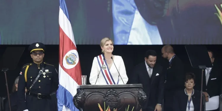 Laura Fernández jura como la segunda mujer presidenta de Costa Rica y anuncia «mano dura»