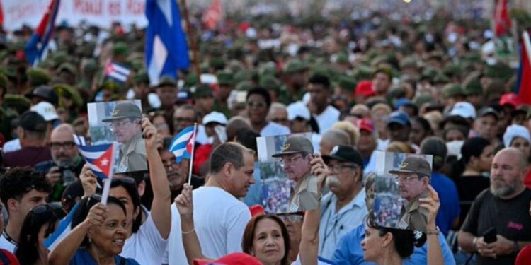 Cubanos protestan en embajada de EE. UU.