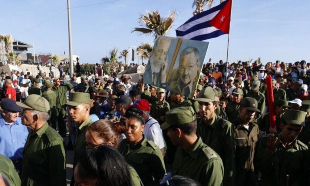 Cubanos protestan en embajada de EE. UU.