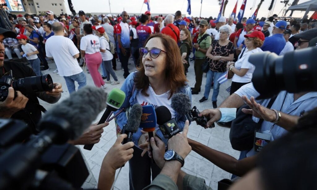 Cubanos protestan en embajada de EE. UU.