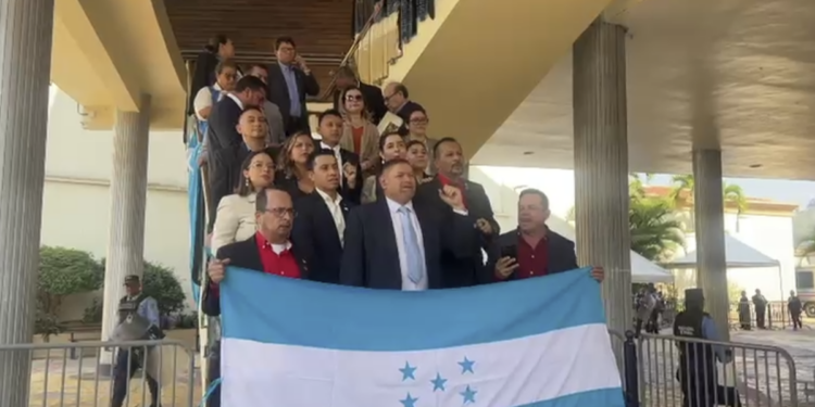 ¡Insurrección! Diputados de Libre bloquearon acceso al Congreso por posible pérdida de representación en entes electorales