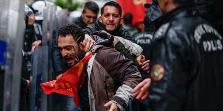 Decenas de detenidos en Turquía
