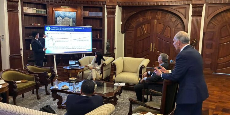 ASJ presenta al presidente Nasry Asfura una propuesta de reforma integral del sector eléctrico