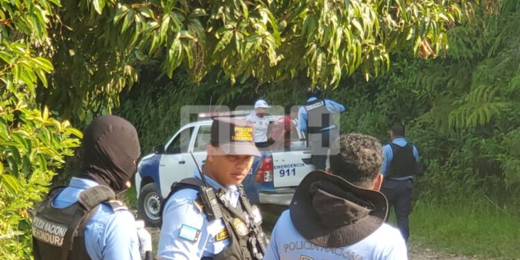 Hallan muerto a joven en casa abandonada de La Ceiba, y detienen a dos que estuvieron con él