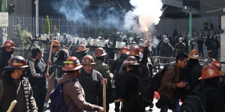 Al menos 127 detenidos y varios policías heridos tras las protestas contra el gobierno de Rodrigo Paz en Bolivia