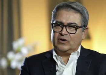 Juan Orlando Hernández no se queda callado y le tira con grueso calibre al presidente colombiano Gustavo Petro