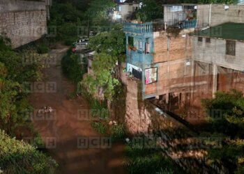 Infructuosa búsqueda de mujer que se lanzó a quebrada capitalina | Móvil Emergencia TGU