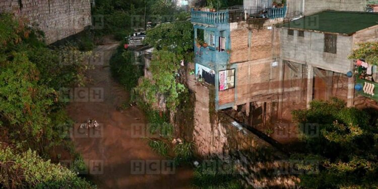 Infructuosa búsqueda de mujer que se lanzó a quebrada capitalina | Móvil Emergencia TGU