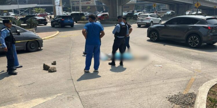 ¡Lamentable! Mujer pierde la vida tras caer de puente a desnivel en San Pedro Sula