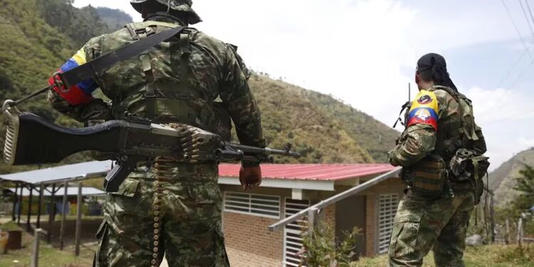 Al menos 48 muertos en enfrentamientos entre dos disidencias de las FARC en Colombia