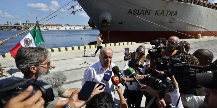 Llega a Cuba un nuevo barco de ayuda humanitaria con donativos de México y Uruguay
