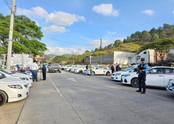 Taxistas de Danlí se toman un carril de la CA-6 en rechazo a la asignación de nuevos números del IHTT
