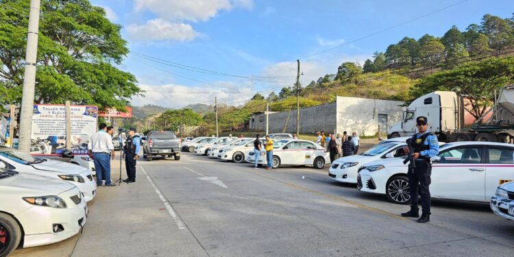 Taxistas de Danlí se toman un carril de la CA-6 en rechazo a la asignación de nuevos números del IHTT