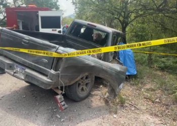 Una fémina sin vida y el conductor herido tras impactar pickup con poste en carretera hacia “El Cajón”
