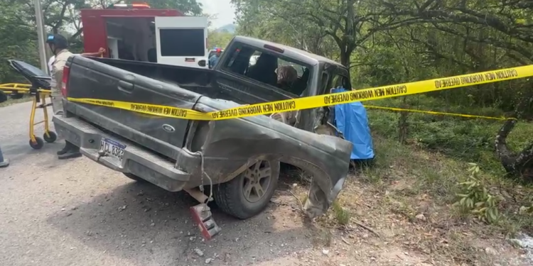 Una fémina sin vida y el conductor herido tras impactar pickup con poste en carretera hacia “El Cajón”