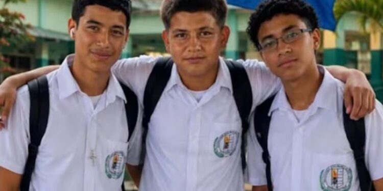 “Eran niños buenos, llenos de sueños”: Tres pupitres vacíos, tres tumbas unidas y un pueblo roto en Yoro, Honduras