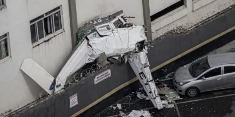 Un avión ligero se estrelló contra un edificio en el sudeste de Brasil: al menos dos muertos y tres heridos graves
