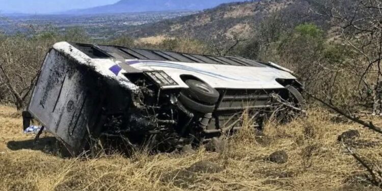 ¡Tragedia vial!  Un autobús se fue a una hondonada dejando 11 muertos y 30 heridos en Amatlán de Cañas, México