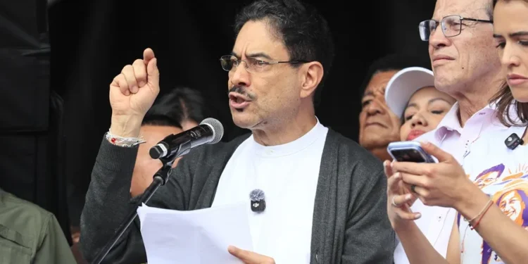 El candidato presidencial colombiano Iván Cepeda convierte el primero de mayo Día del Trabajador en un acto de campaña