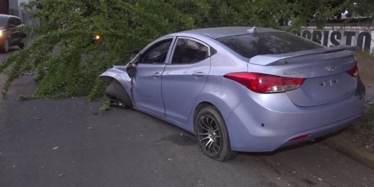 Cipote agarró el carro de un taller en SPS, lo chocó con otro y terminó ensartado en un árbol de morro