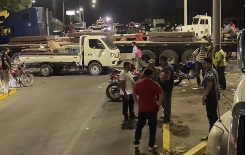 Transportistas todavía tienen bloqueada la carretera al sur a la altura de Coyolito