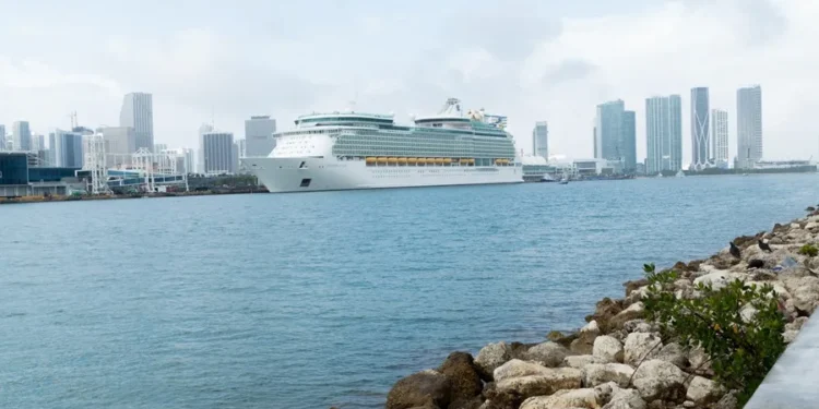 Más de cien personas enfermas con norovirus en un crucero que zarpó de Florida, EE.UU.
