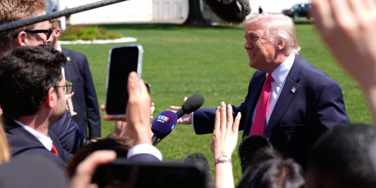 Trump llama “tonta” a la reportera que indagó por el costo del salón de baile de la Casa Blanca