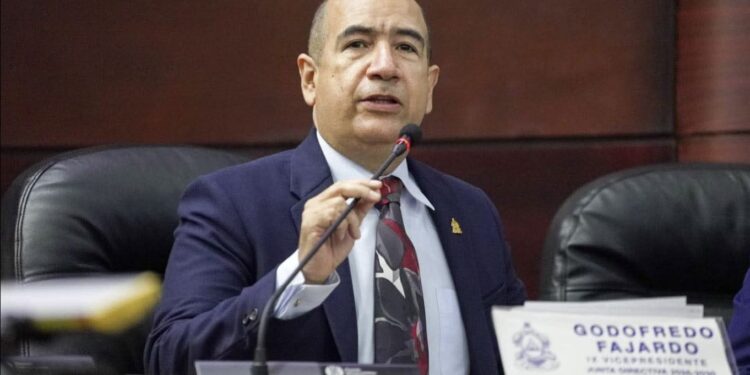 ¡Va con todo! Godofredo Fajardo impulsa una iniciativa de ley para reducir los estratosféricos salarios de altos funcionarios