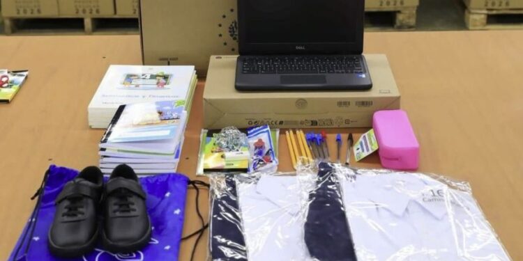 Así es el kit escolar que El Salvador proporciona a los niños en la zona fronteriza con Honduras