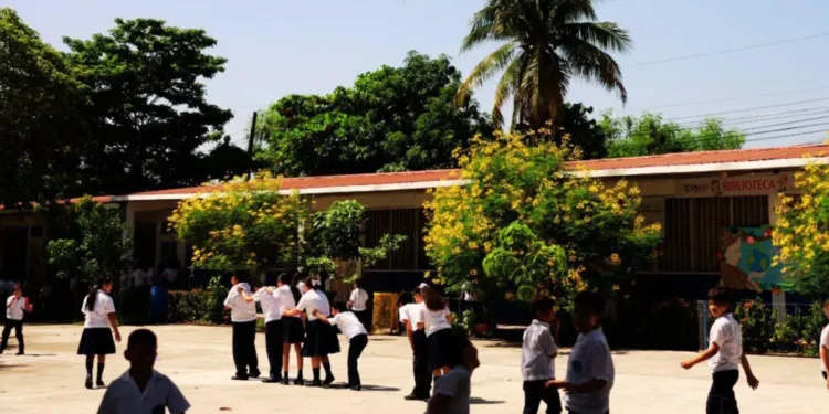 Niños y jóvenes asistirán a clases esta semana en horario reducido por ola de calor extrema