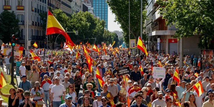 Decenas de miles de personas marchan en Madrid para pedir la dimisión de Pedro Sánchez