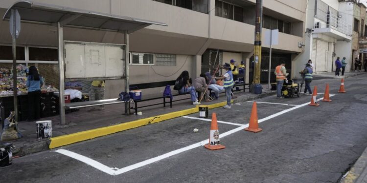 Avanzan trabajos de señalización y ordenamiento de puntos de taxis en la capital