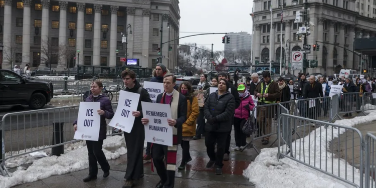 Denuncian detención “inhumana” de inmigrantes en 26 Federal Plaza en Nueva York
