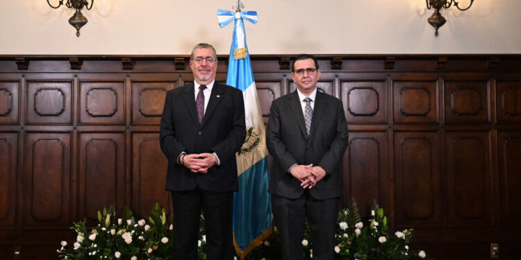 El presidente de Guatemala juramenta al nuevo fiscal general antes del inicio de su mandato