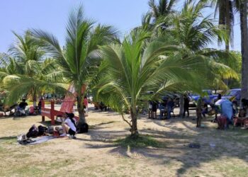 Trabajadores se “remojan” en las hermosas playas de Puerto Cortés en el feriado del 1 de mayo