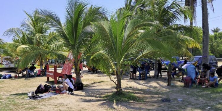 Trabajadores se “remojan” en las hermosas playas de Puerto Cortés en el feriado del 1 de mayo