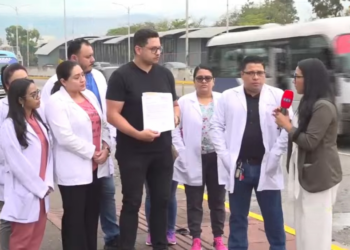 ¡Lisos y sin pisto! Médicos denuncian despidos en el 911, con salarios pendientes y sin derechos